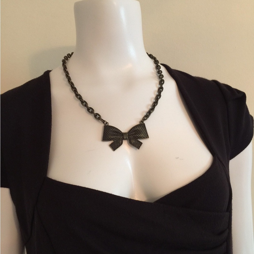 Bow necklace (NEW)